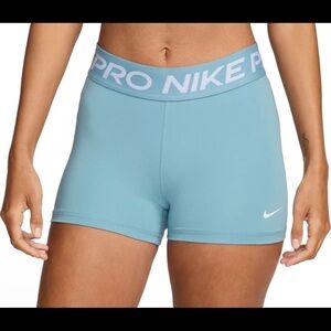 New women’s Nike pro shorts sz m sky blue